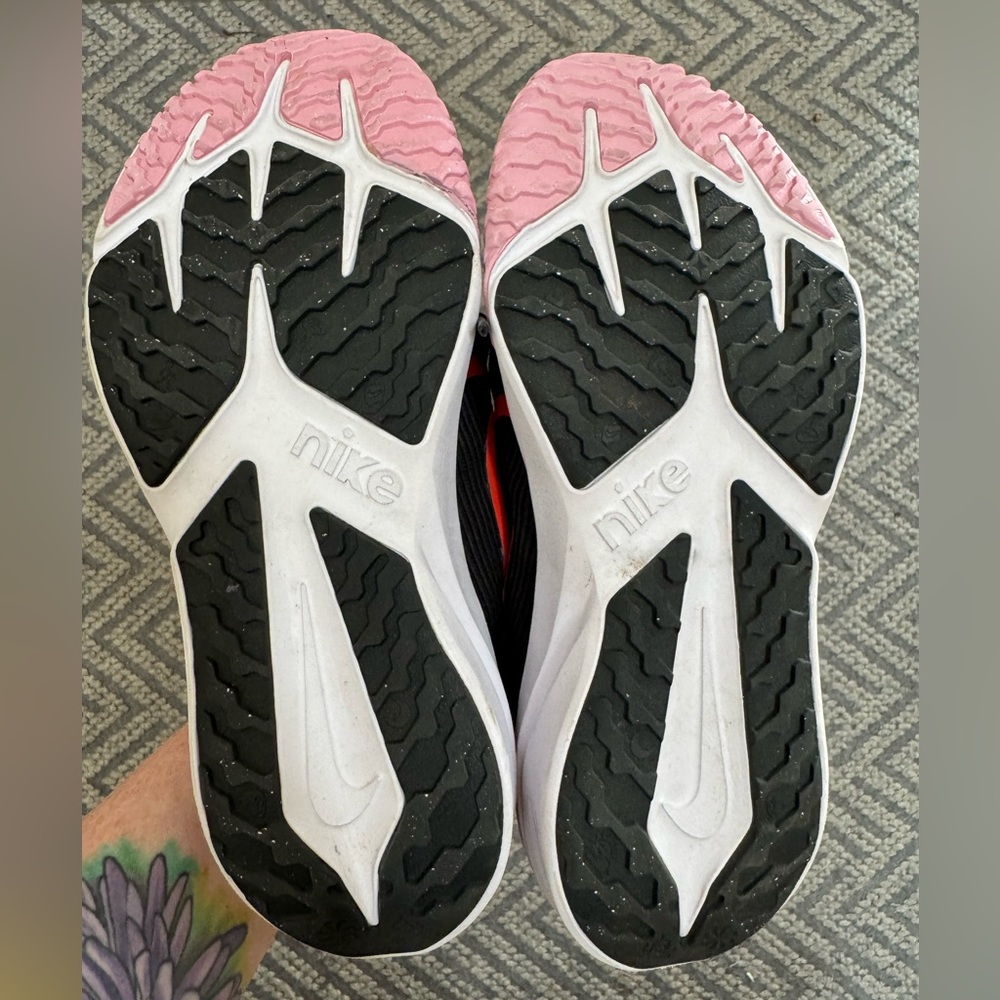 Nike Sneakers - EUC size 3.5 - Picture 3 of 5